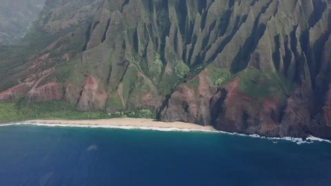 Aerial view of the fluted green cliffs of the Na Pali Coast Stockbeeldmateriaal 347826124