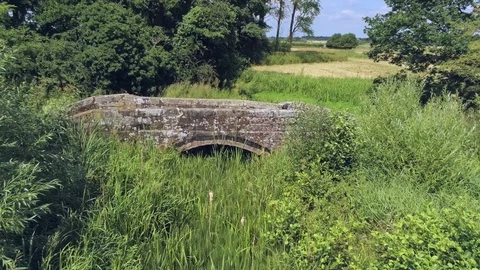 Aerial view, fly forward move. old roman bridge in english countryside. Stock Footage 93488341