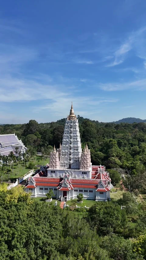 Aerial View Flying Around a Buddhist Temple in Pattaya, Thailand Stock-Footage 335840629
