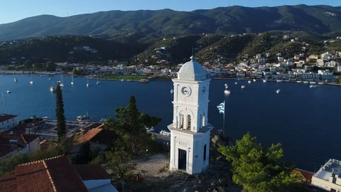 Aerial view. Flying around the clock tower and the Greek flag in Poros. Vídeo Stock 98158659