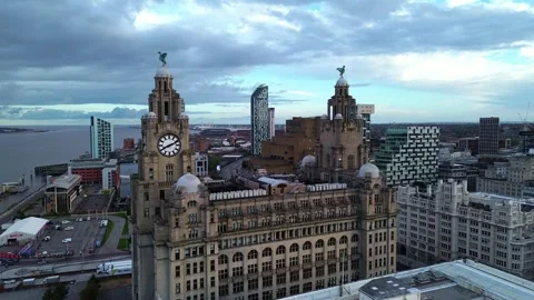 Aerial view flying between the iconic famous Liver birds historical building Vídeos de archivo 318786152