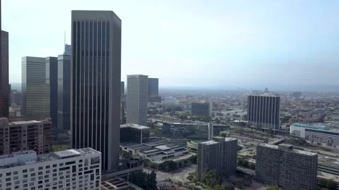 Aerial view flying close to skyscraper buildings above downtown Los Angeles. Vidéo 160139744