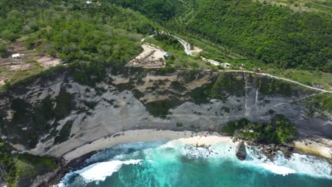 Aerial view flying over diamond beach in nusa penida, indonesia 库存影片 336593580