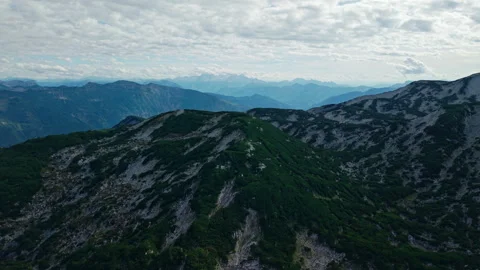 Aerial view flying over Feuerkogel plateau towards distant Dachstein glacier 库存影片 344435121