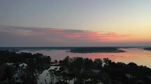 Aerial view flying over florida river at pink sunset Vídeo Stock 153800939