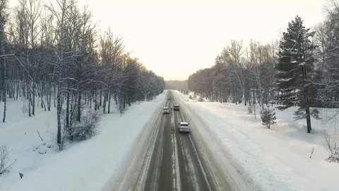 Aerial View.  Flying over the mountain road on which the cars go. Winter Vidéo 109601968