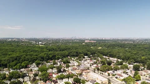 Aerial view flying over queens towards manhattan skyline Stock Footage 340068285