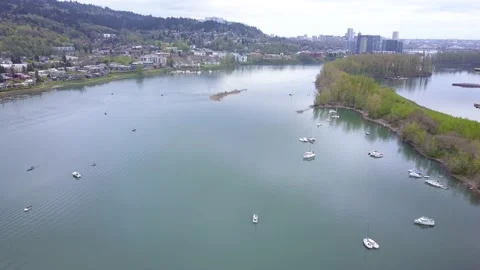 Aerial view flying over river and panning down the camera towards the boats. Vidéo 137546859