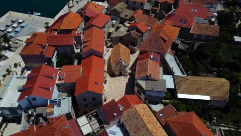 Aerial view flying over saint john's church in jelsa, croatia Vidéo 340182223