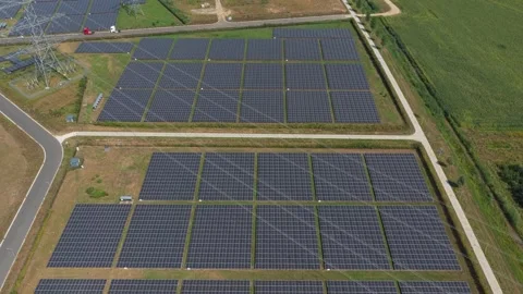 Aerial view flying over solar farm generating renewable energy Vidéo 341875060
