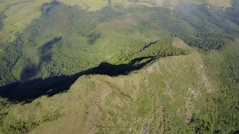 Aerial View. Flying Over The Summit of a Forest Mountain. Brasil. 库存影片 89666159