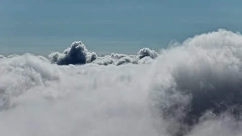 Aerial view of flying through clouds displaying heavenly scene Vídeos de archivo 317373958