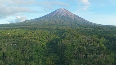 Aerial view flying towards mount semeru volcano in java 스톡 동영상 328917526