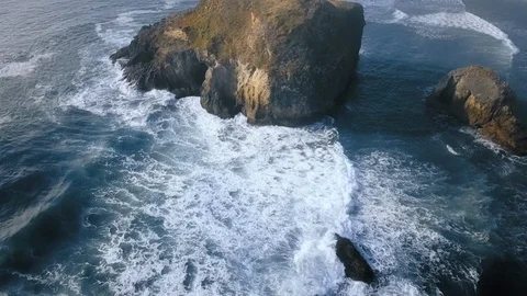 Aerial view of foaming waves around a cliff (Ariya's Beach, Oregon, USA) Video stock 123392049