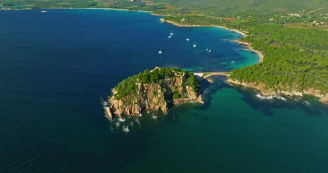 Aerial view of Fort Bregancon sunset aerial view from the mediterranean sea. A Vídeo Stock 308382035