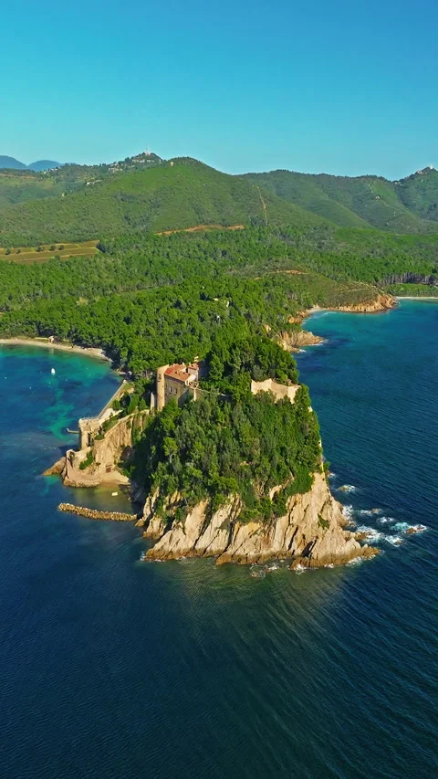 Aerial view of Fort Bregancon sunset aerial view from the mediterranean sea. A Vídeo Stock 319965126