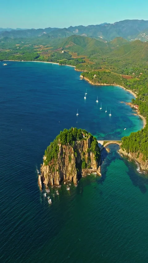 Aerial view of Fort Bregancon sunset aerial view from the mediterranean sea. A 库存影片 319965713