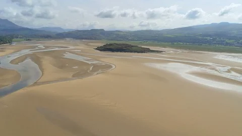 Aerial view, forward move. Drone panorama of Grifftan island on low tide sea  動画素材 94237460