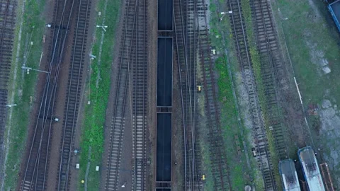 Aerial view of a freight train moving on railway tracks in an industrial area 스톡 동영상 348198632