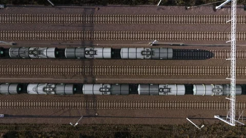 Aerial view of a freight train transporting crude oil tank cars 库存影片 348700835