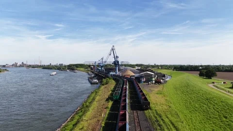 Aerial view of a freight train unloading coal at an industrial port Vídeo Stock 343836121
