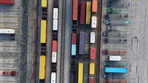 Aerial view of a gantry crane loading containers onto a freight train Stockbeeldmateriaal 340486300