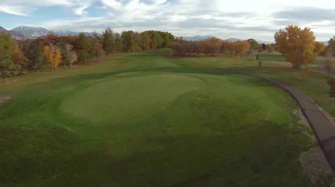 Aerial view of golf course fly up to green and flag Video stock 32243008