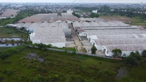 Aerial view of a goods distribution warehouse lined up with goods trucks pa.. Stock Footage 295879068