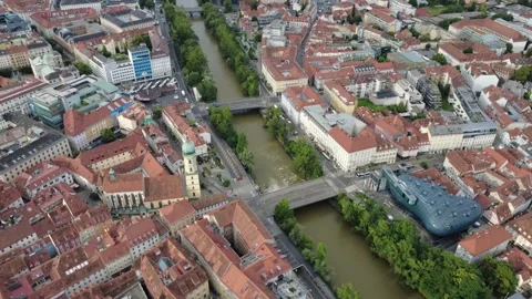 Aerial view of Graz with Mur river, bridges and Kunsthaus, Austria 库存影片 338277866