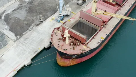 Aerial view of great bulk-carrier ship working. Vidéo 133215650