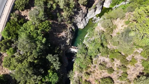 Aerial view of green pool and dark cave passage, Benahavis, Spain Vidéo 339590391
