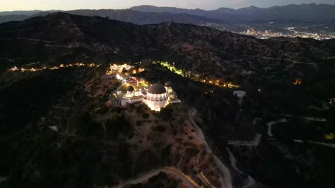 Aerial View of Griffith Observatory at Dusk with Lights On Vídeo Stock 203986401