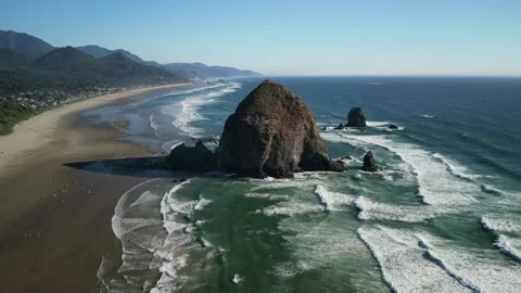 Aerial View of Haystack Rock and Cannon Beach Coastline, Oregon Stockbeeldmateriaal 348336956
