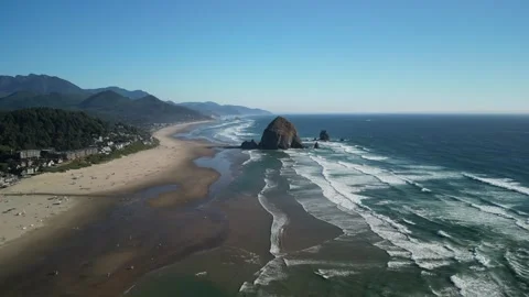 Aerial View of Haystack Rock and Cannon Beach, Oregon Stockbeeldmateriaal 348419563