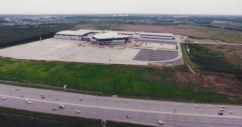 Aerial view of heavy traffic using busy freeway in the hills outside a city Stockbeeldmateriaal 92596363
