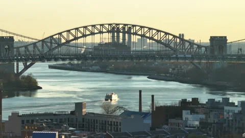 Aerial view of Hell Gate Bridge at sunrise Vídeo Stock 307157632