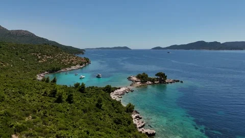 Aerial view of a hidden beach and crystal-clear turquoise lagoon Vídeo Stock 345118643