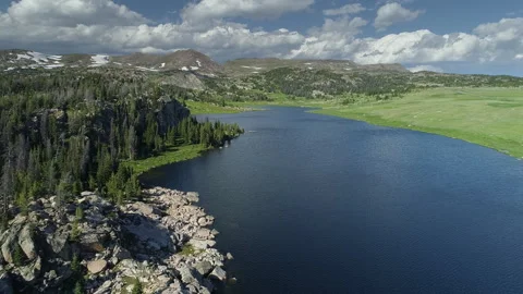 Aerial view of a high alpine mountain lake in the Beartooth Mountains Vidéo 267127366