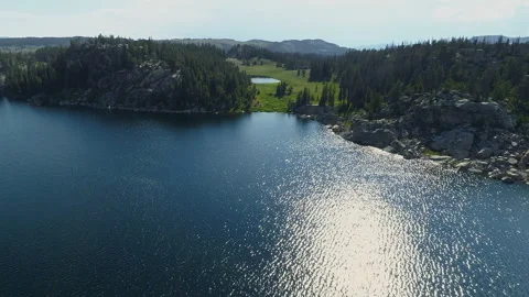 Aerial view of a high alpine mountain lake in the Beartooth Mountains Vidéo 267127481