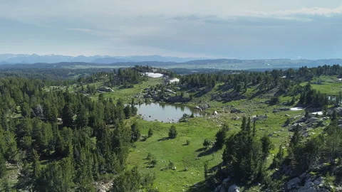 Aerial view of a high alpine mountain lake in the Beartooth Mountains Vidéo 267127690