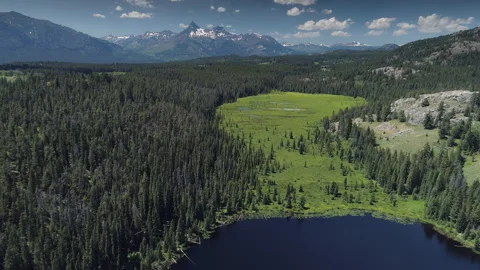 Aerial view of a high alpine mountain lake in the Beartooth Mountains Stock Footage 267129022