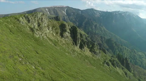 Aerial view of high mountain side, sunset light Vidéo 68418285