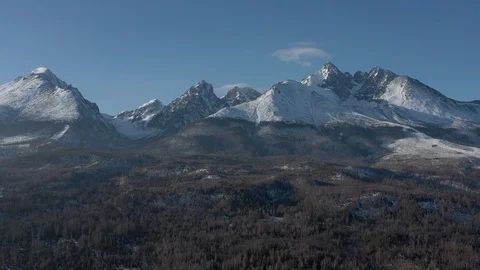 Aerial view of High Tatry mountains in Slovakia Vidéo 124472953