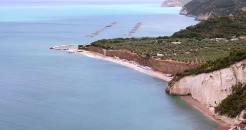 Aerial view of high white cliffs of Vignanotica beach in Apulia region, Italy Vídeo Stock 246798590