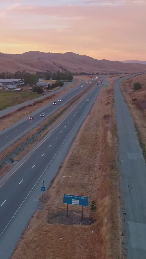 Aerial view of a highway cutting through rolling hills. San Juan Bautista, USA Vidéo 313435522