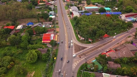 Aerial view of a highway intersection and traffic in a tropical town 스톡 동영상 334925697
