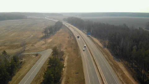 Aerial view of the highway with low traffic Vídeos de archivo 106370937
