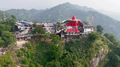 Aerial view of Hindu temple complex on lush mountain top in India Stockbeeldmateriaal 347767264