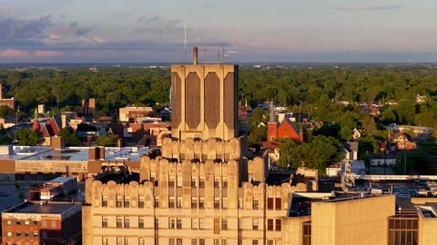 Aerial view of an historic skyscraper at Saginaw city during sunset Vídeo Stock 340952653