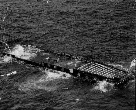 Aerial View Of Hms Implacable Refusing To Sink As It Is Scrapped 1949. Fotos de archivo